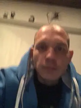 Snapshot of Spielzeugtwink chatting on 05-19-26, 09:43 Spielzeugtwink online show from 05-19-26, 09:43