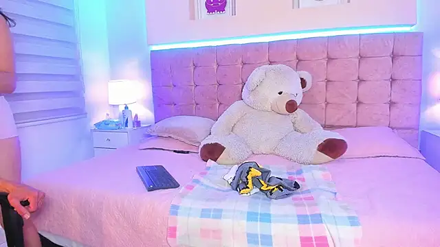 Katy Gomez  online show from 11-30-25, 12:20