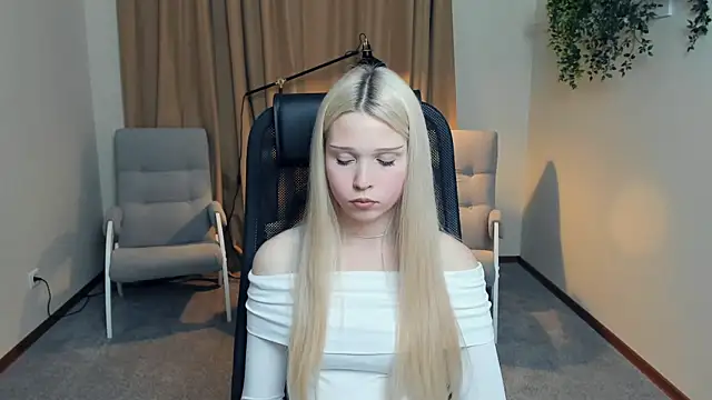 Snapshot of CherrylHolme chatting on 11-22-25, 03:44 CherrylHolme online show from 11-22-25, 03:44