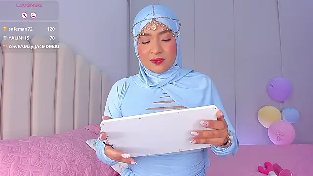 Snapshot of Amira-Zahra chatting on 05-21-26, 10:28 Amira-Zahra online show from 05-21-26, 10:28