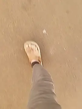 Snapshot of Meow_buggie chatting on 12-22-25, 01:57 Meow buggie online show from 12-22-25, 01:57