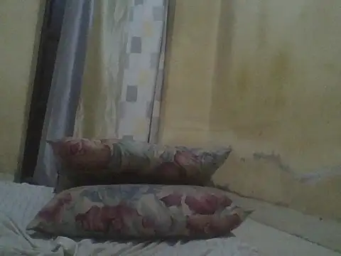 Snapshot of UsTwo_ chatting on 11-21-25, 03:44 UsTwo online show from 11-21-25, 03:44