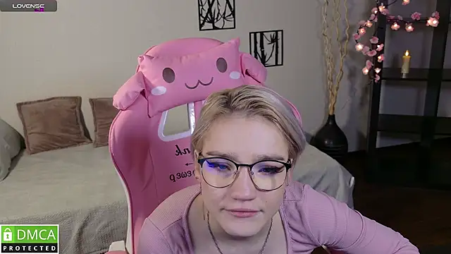 Snapshot of Megan_Lora chatting on 11-21-25, 08:35 Megan Lora online show from 11-21-25, 08:35