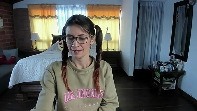 Snapshot of Charlotte-Willson chatting on 05-09-26, 10:26 Charlotte-Willson online show from 05-09-26, 10:26