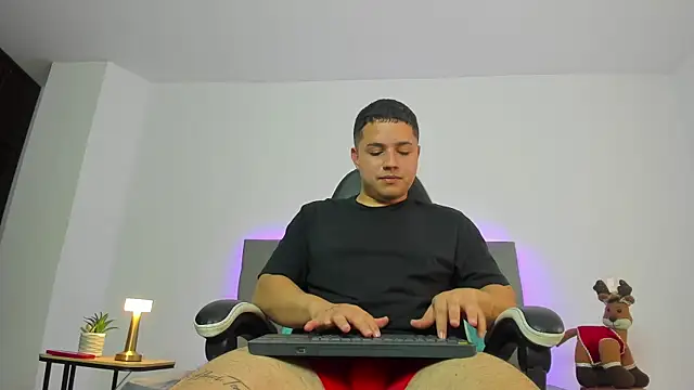 Snapshot of bry_hill chatting on 11-25-25, 01:33 bry hill online show from 11-25-25, 01:33