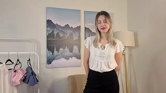 ElaneHamper online show from 11-23-25, 07:41