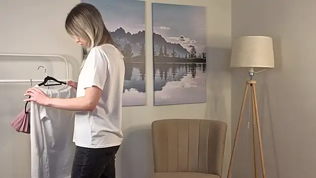 ElaneHamper online show from 11-25-25, 04:12