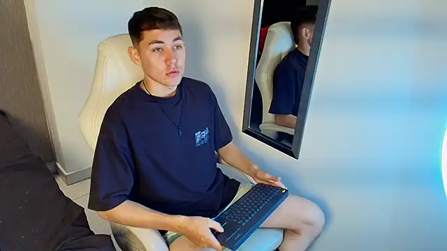 LoganFoster  online show from 01-07-26, 08:33