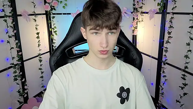 Snapshot of Maxwellchiik chatting on 11-29-25, 09:29 Maxwellchiik online show from 11-29-25, 09:29