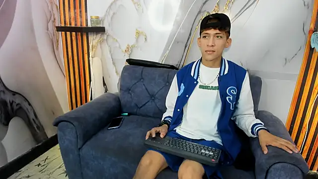 Snapshot of Alex_LatinBoy18 chatting on 11-25-25, 08:31 Alex LatinBoy18 online show from 11-25-25, 08:31