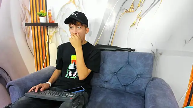 Snapshot of Alex_LatinBoy18 chatting on 11-28-25, 08:11 Alex LatinBoy18 online show from 11-28-25, 08:11