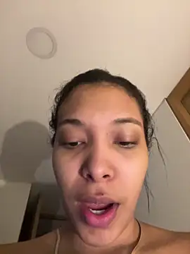 Snapshot of KarolRojas_22 chatting on 06-10-26, 07:07 KarolRojas 22 online show from 06-10-26, 07:07