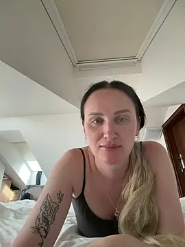 Snapshot of TomilaSi chatting on 07-23-26, 01:53 TomilaSi online show from 07-23-26, 01:53