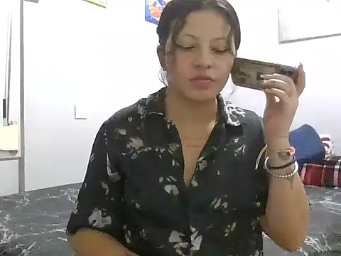 Snapshot of marcoz_charlotte05 chatting on 11-26-25, 01:06 marcoz charlotte05 online show from 11-26-25, 01:06