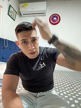 Snapshot of OliverWest04 chatting on 04-14-26, 05:19 OliverWest04 online show from 04-14-26, 05:19