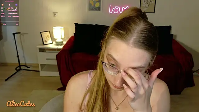 AliceCutes online show from 05-08-26, 04:23
