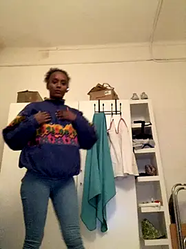    Hannah    online show from 11-30-25, 04:27