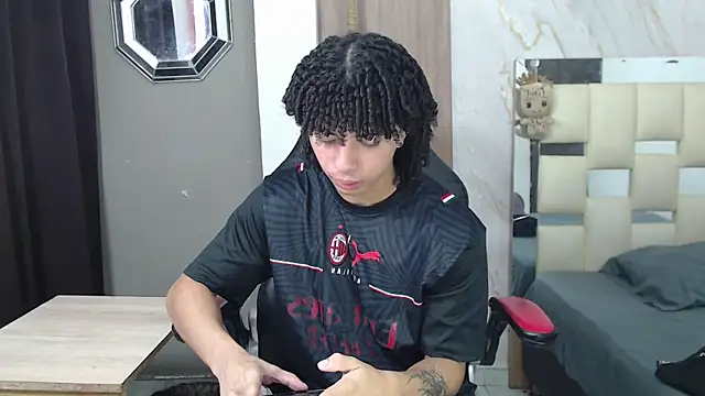 Snapshot of kim_curlyy chatting on 05-10-26, 02:33 kim curlyy online show from 05-10-26, 02:33
