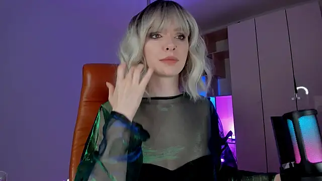 Snapshot of Mistress_Iris chatting on 06-10-26, 08:08 Mistress Iris online show from 06-10-26, 08:08