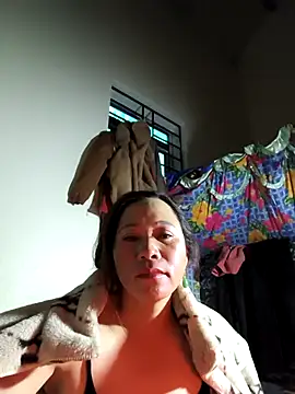 Snapshot of Let-zo chatting on 11-28-25, 11:29 Let-zo online show from 11-28-25, 11:29