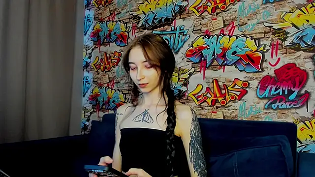 Snapshot of Ellen_Hops chatting on 05-27-26, 01:57 Ellen Hops online show from 05-27-26, 01:57
