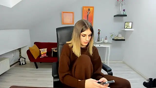 SarahOwenn online show from 12-17-25, 08:15