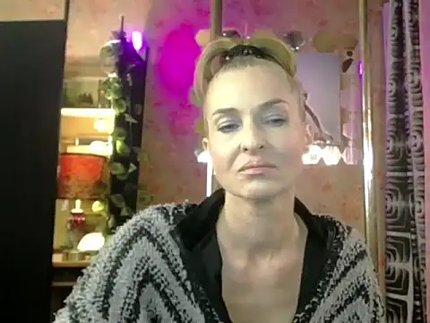Soniakiss online show from 05-17-26, 01:40