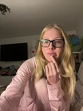 RosieLovexoxx online show from 12-16-25, 05:07