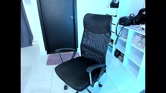 Snapshot of cristina697 chatting on 12-03-25, 04:27 cristina697 online show from 12-03-25, 04:27