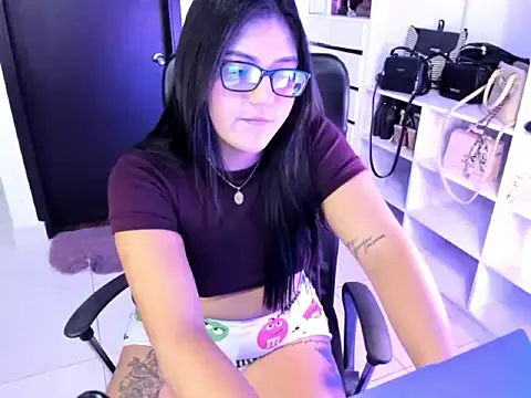 Snapshot of cristina697 chatting on 02-03-26, 04:21 cristina697 online show from 02-03-26, 04:21