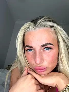 Snapshot of SexyCee_x chatting on 12-01-25, 09:20 SexyCee x online show from 12-01-25, 09:20