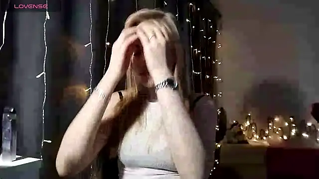 LunaPeony online show from 12-19-25, 05:47