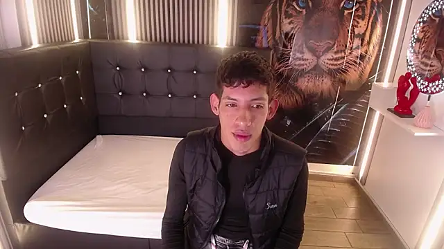 AleJines   online show from 12-02-25, 11:37