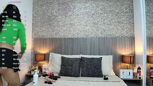 nicol alvarez online show from 04-18-26, 11:47