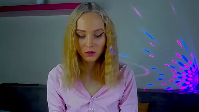 Gina Gina love online show from 12-22-25, 11:07