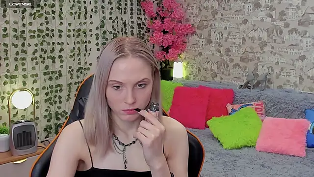 Snapshot of Gina_Gina_love chatting on 05-27-26, 01:57 Gina Gina love online show from 05-27-26, 01:57