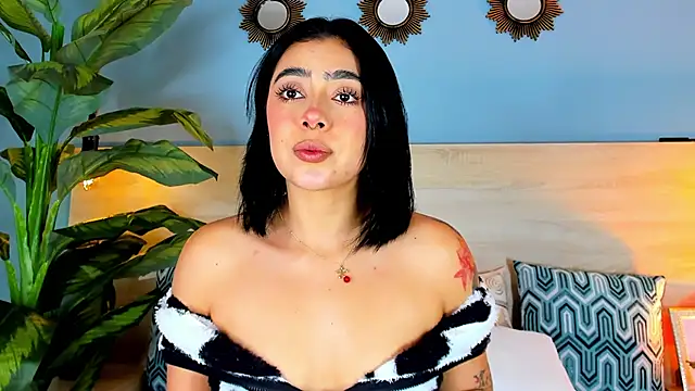 Snapshot of TaniaRedd_ chatting on 04-18-26, 04:44 TaniaRedd online show from 04-18-26, 04:44