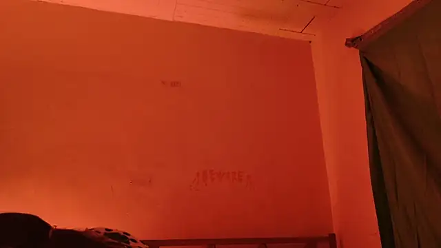 Snapshot of MoonLipsON- chatting on 05-17-26, 08:23 MoonLipsON- online show from 05-17-26, 08:23
