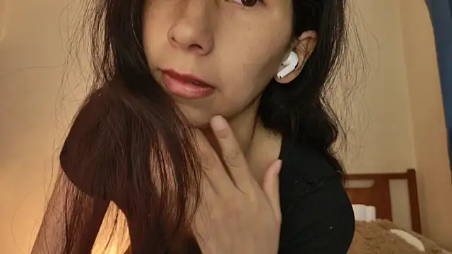 Snapshot of MoonLipsON- chatting on 06-02-26, 01:40 MoonLipsON- online show from 06-02-26, 01:40