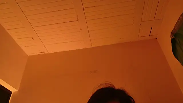 Snapshot of MoonLipsON- chatting on 06-08-26, 05:52 MoonLipsON- online show from 06-08-26, 05:52