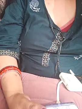 Snapshot of desiriya14 chatting on 06-01-26, 05:03 desiriya14 online show from 06-01-26, 05:03