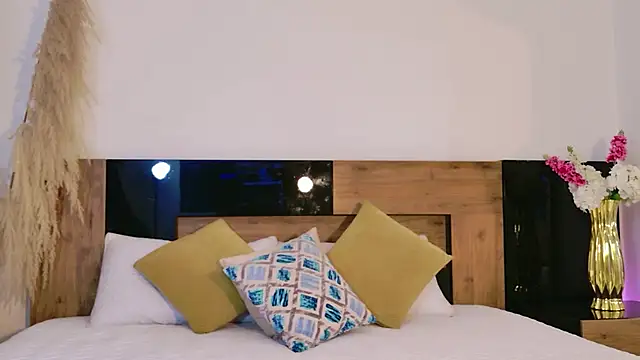 LucyHanks online show from 03-25-26, 11:16