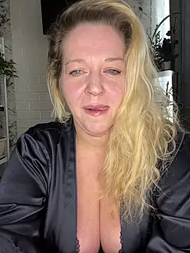 Snapshot of JenniferCarmen chatting on 04-27-26, 02:09 JenniferCarmen online show from 04-27-26, 02:09