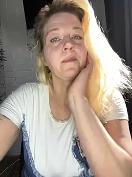 Snapshot of JenniferCarmen chatting on 05-08-26, 02:17 JenniferCarmen online show from 05-08-26, 02:17