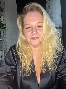 Snapshot of JenniferCarmen chatting on 05-10-26, 07:57 JenniferCarmen online show from 05-10-26, 07:57