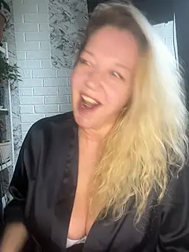 Snapshot of JenniferCarmen chatting on 05-16-26, 06:32 JenniferCarmen online show from 05-16-26, 06:32