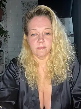 Snapshot of JenniferCarmen chatting on 05-21-26, 02:07 JenniferCarmen online show from 05-21-26, 02:07