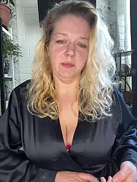 Snapshot of JenniferCarmen chatting on 06-05-26, 01:45 JenniferCarmen online show from 06-05-26, 01:45