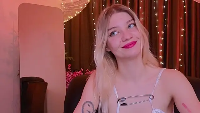 Snapshot of shark_attack52 chatting on 12-22-25, 01:41 shark attack52 online show from 12-22-25, 01:41