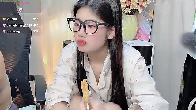 Snapshot of Yvonne-07 chatting on 12-15-25, 01:54 Yvonne-07 online show from 12-15-25, 01:54